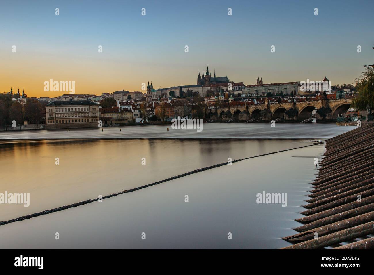 Postkarte Ansicht des Abends Prag Panorama, Hauptstadt der Tschechischen republik.Amazing europäischen Stadtbild.Prager Burg, Karlsbrücke, Moldau an Stockfoto