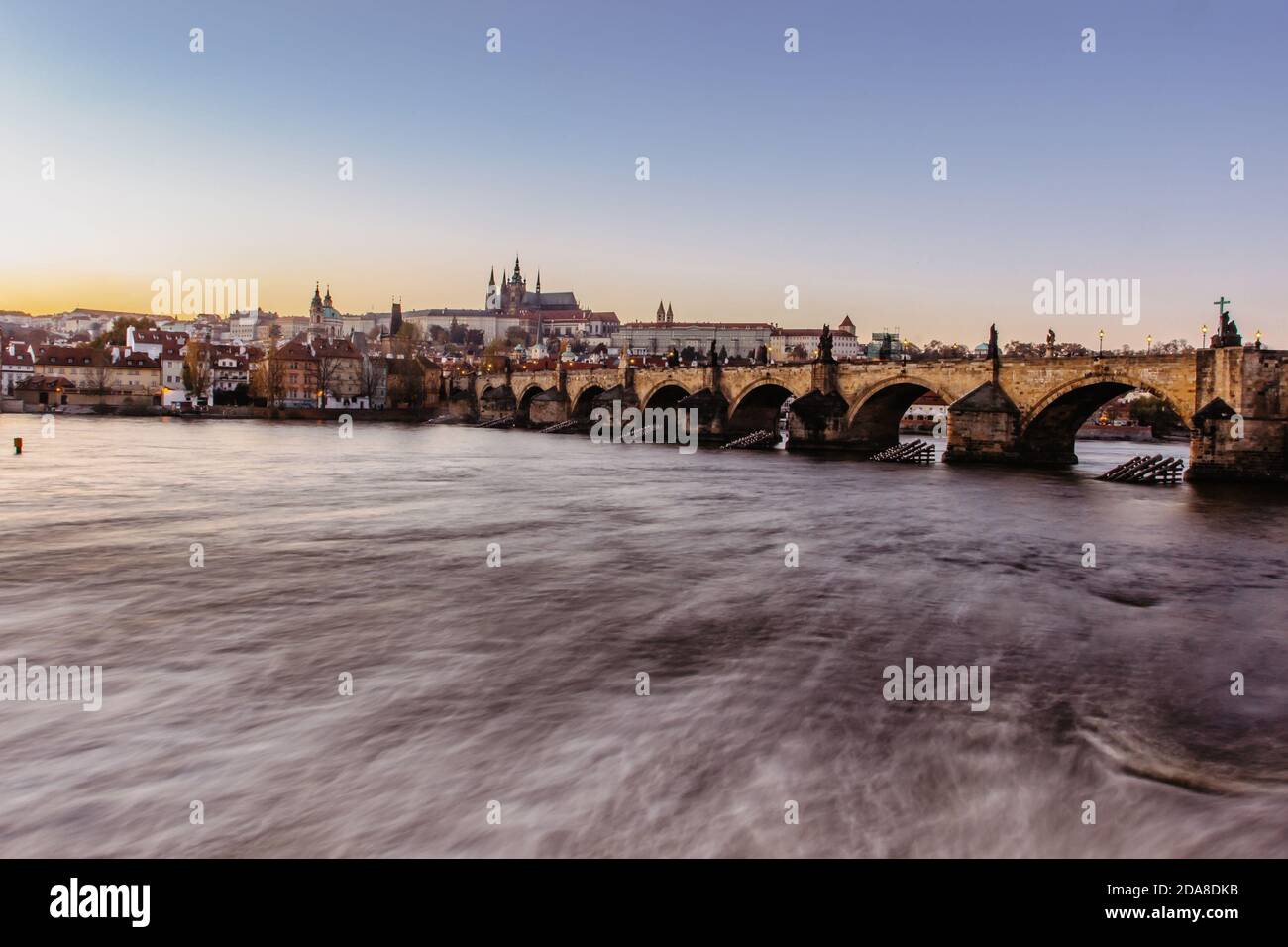 Postkarte Ansicht der Nacht Prag Panorama, Hauptstadt der Tschechischen republik.Amazing europäischen Stadtbild.Prager Burg, Karlsbrücke, Moldau bei bunten Stockfoto