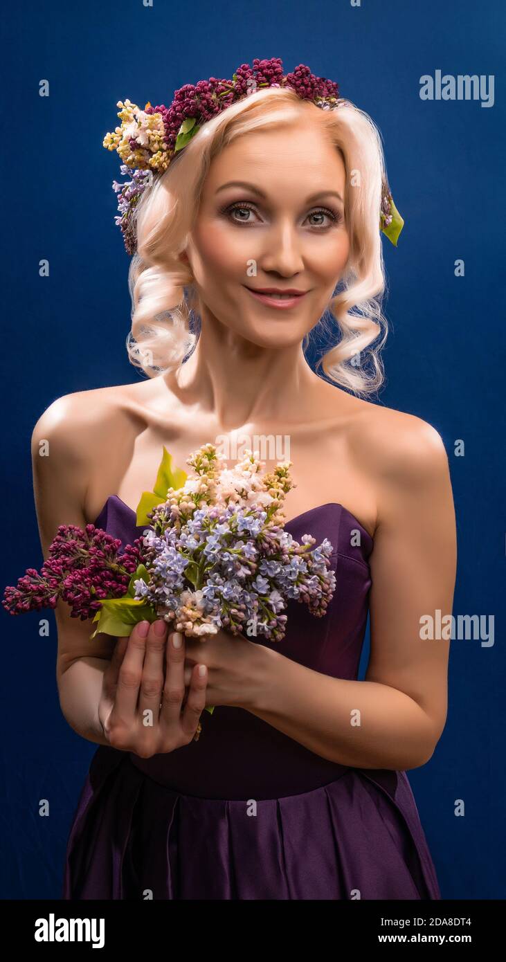 Ein wohlhabender junger wunderbar in einem Fliederkranz mit zarten Lippen blüht, mit hellem Tageslicht Stockfoto