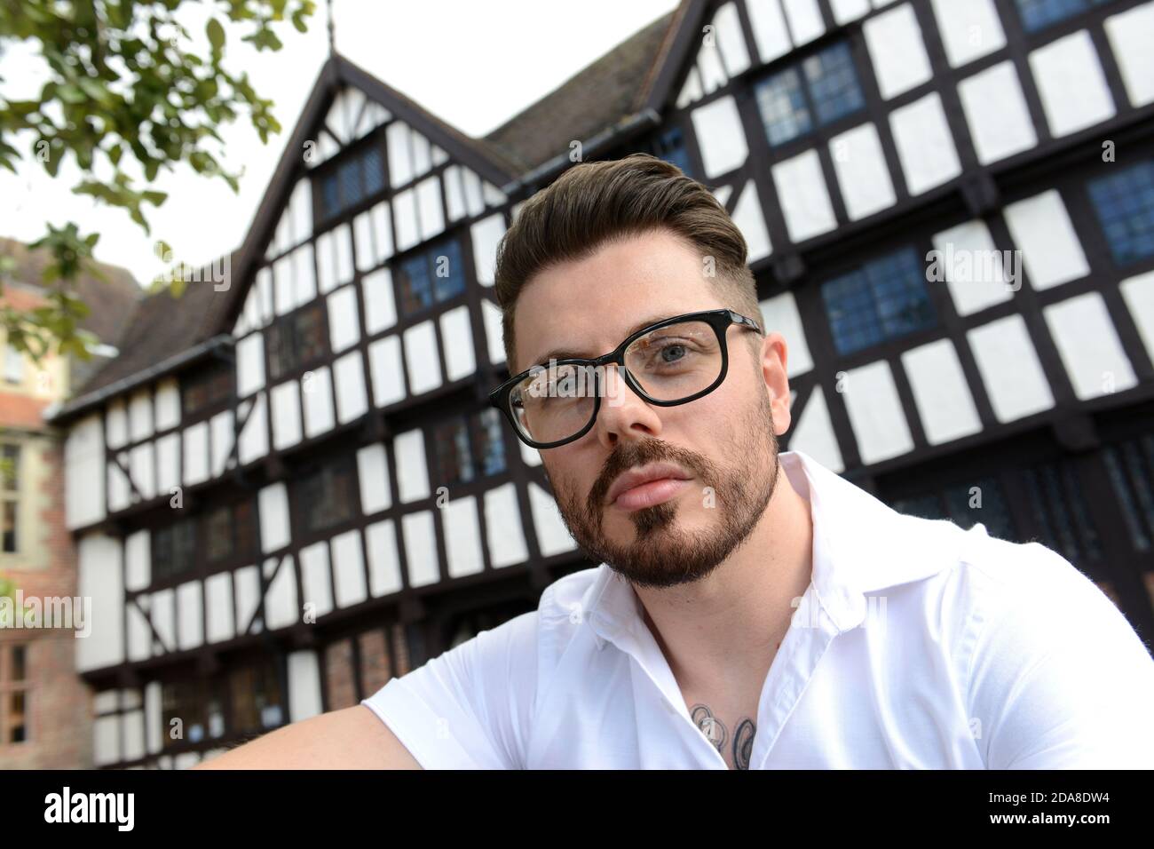 Mark Roche, 32, wurde aus Hunderten von Menschen in den Midlands als regionaler Finalist für den Titel Specsavers Spectacenträgers des Jahres ausgewählt. Stockfoto