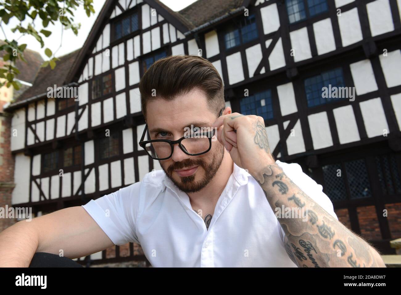 Mark Roche, 32, wurde aus Hunderten von Menschen in den Midlands als regionaler Finalist für den Titel Specsavers Spectacenträgers des Jahres ausgewählt. Stockfoto