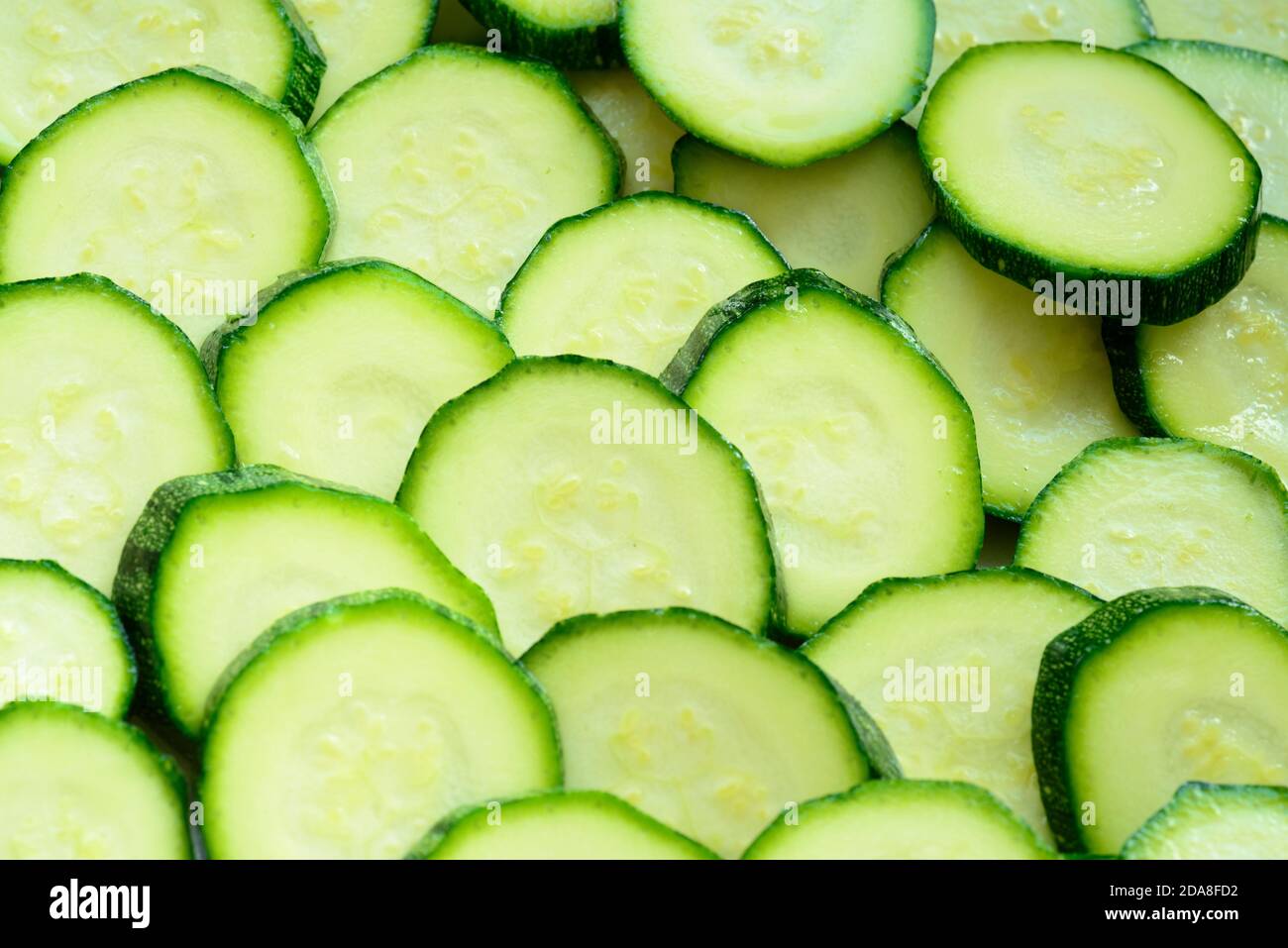 Zucchini-Cucurbita pepo in Scheiben geschnitten Stockfoto