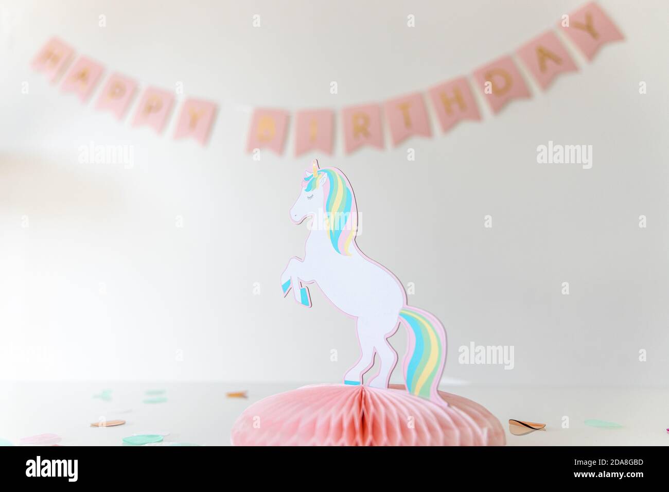 Mädchen Geburtstagsdekoration mit einem Papier-Einhorn im Fokus, einer Happy Birthday Girlande 