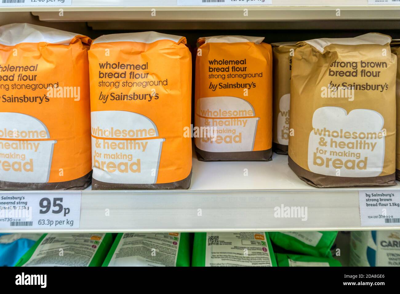 Beutel mit Brotmehl zum Verkauf in den Regalen eines Sainsbury's Supermarkt. Stockfoto