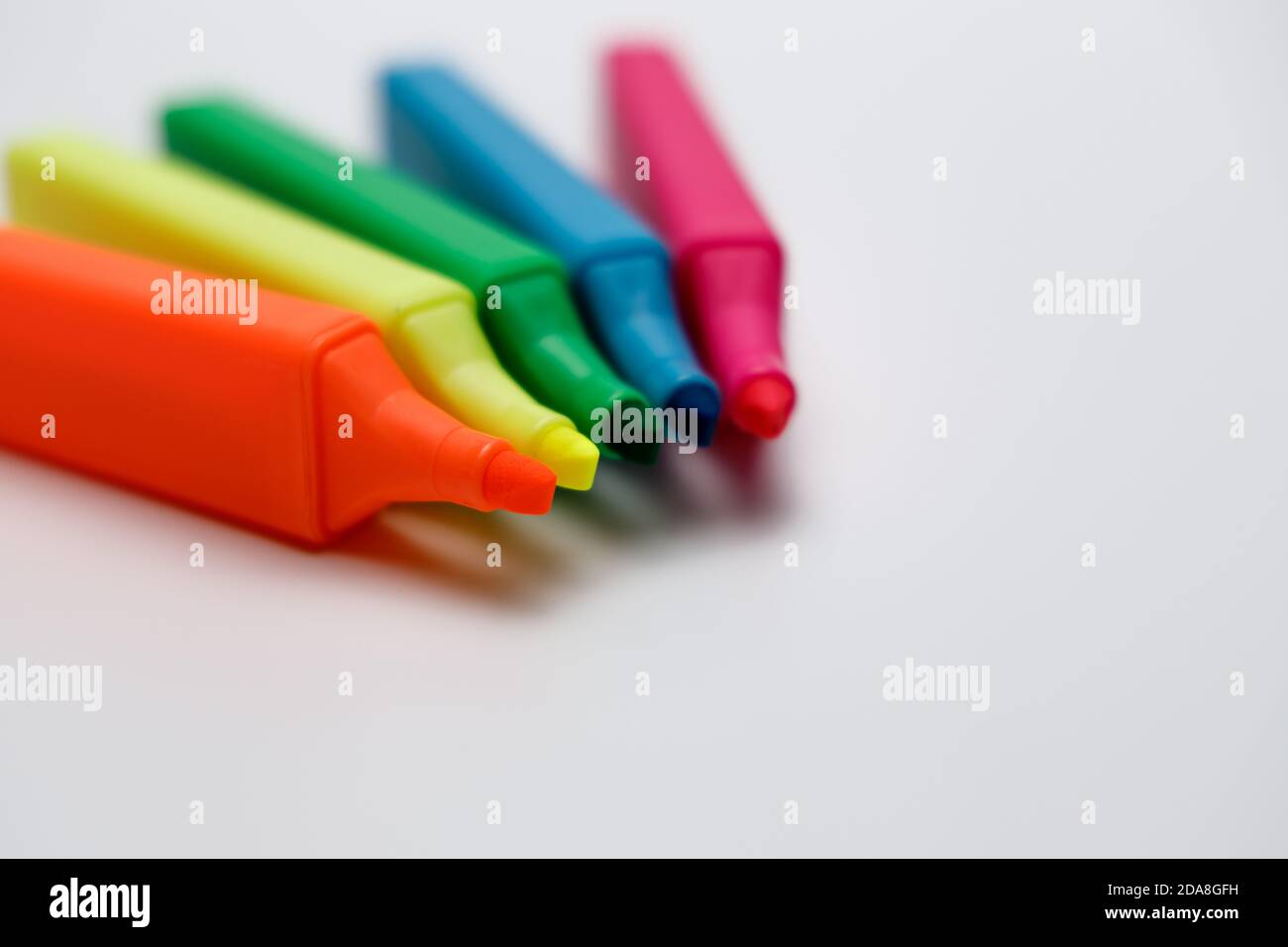 textmarker in blau, rot, gelb, neon, pink und grün als Fan aufgespannt, offen textmarker Blick auf die Stiftspitze, Textmarker sind sehr geeignet Stockfoto