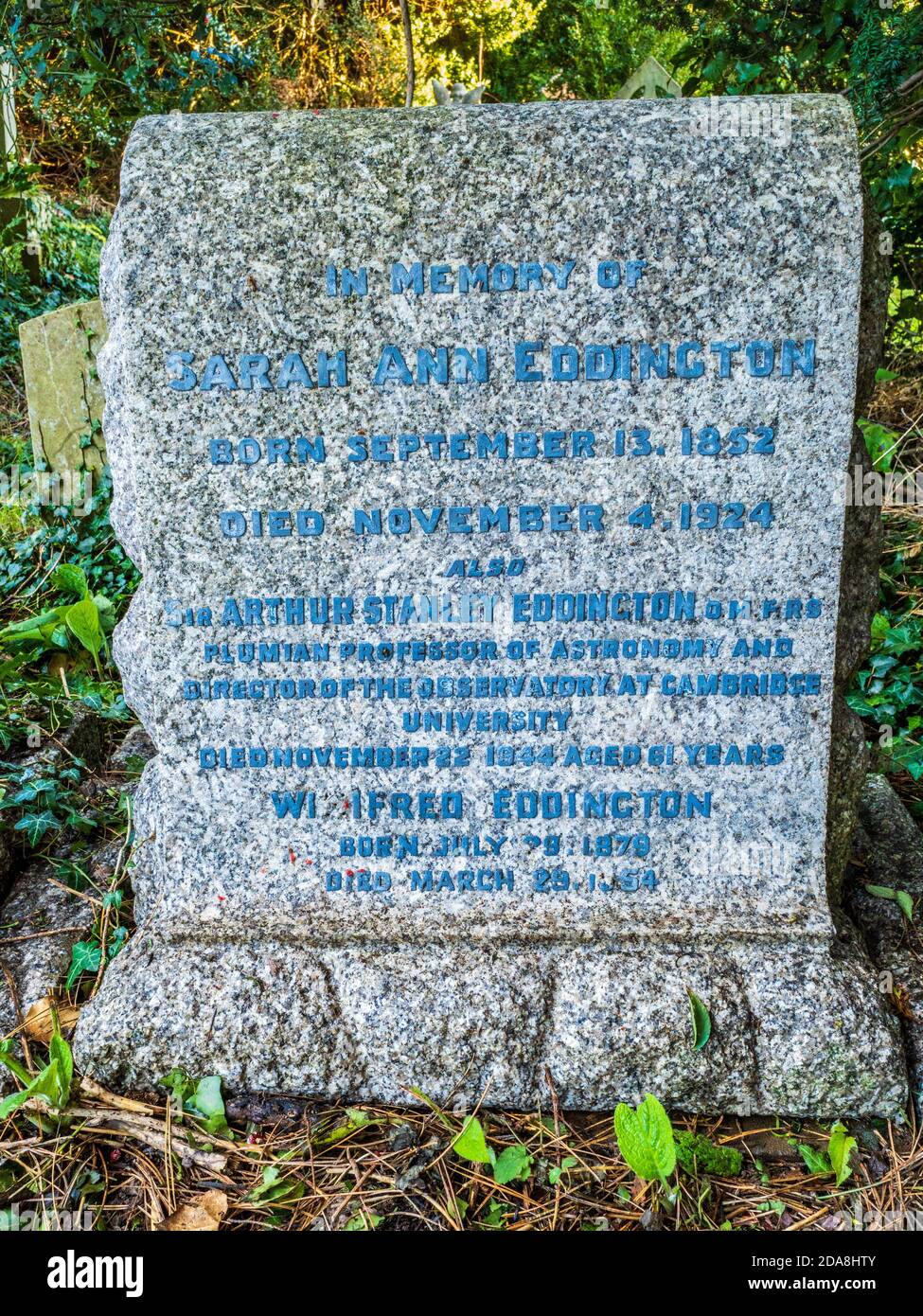 Sir Arthur Eddington Familiengrab auf dem Ascension Parish Begräbnisplatz Cambridge. Eddington 1882-1944 war Astronom, Physiker und Mathematiker. Stockfoto