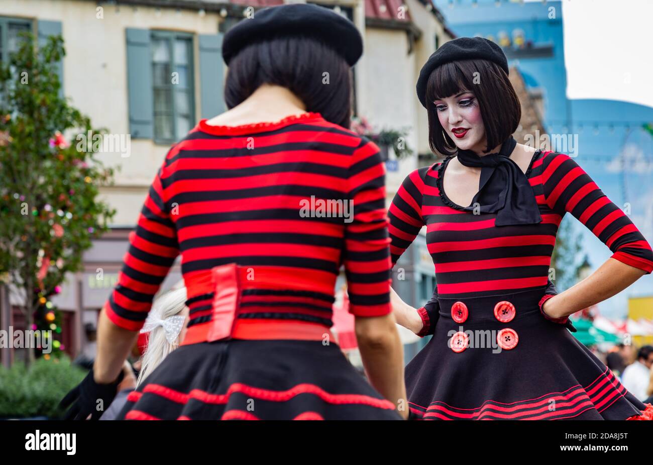 USA,Los Angeles im Oktober, 2, 2016: Performer in Universal Studios, ,Los Angeles in einem französischen Outfit auf Stelzen stehend Stockfoto