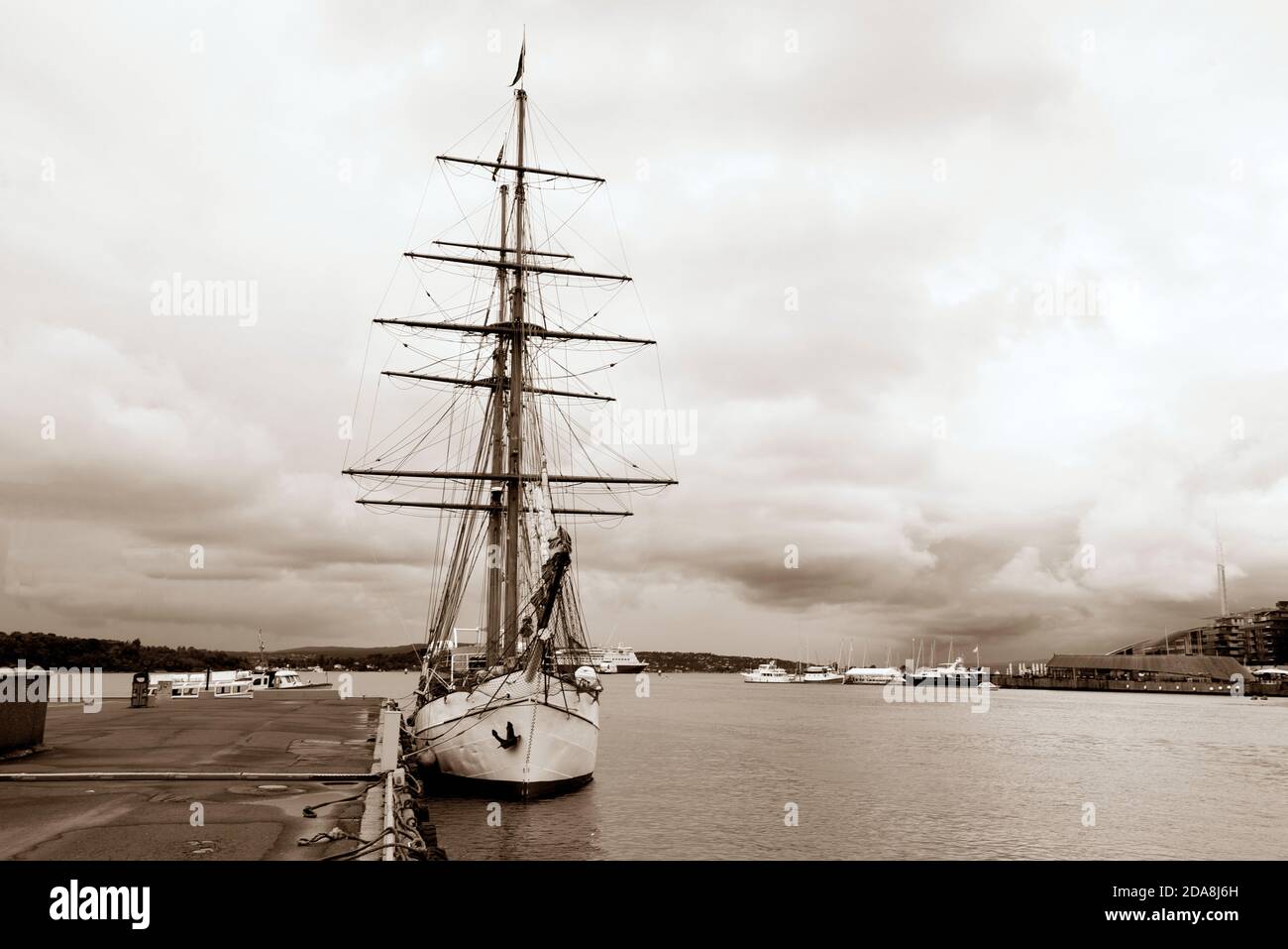 Ein altes Segelschiff sitzt im Hafen von Oslo In diesem schwarz-weißen Foto am Ende aufgenommen Eines langen Sommertages Stockfoto