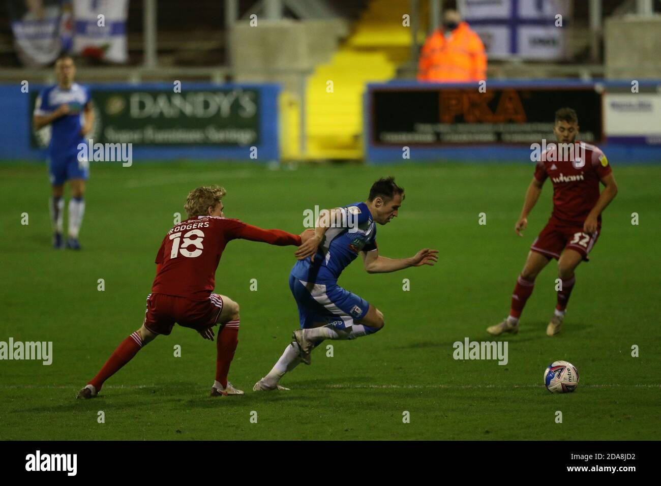 BARROW, ENGLAND. 10. NOVEMBER Accrington Stanley's Harvey Rodgers kämpft mit Barrow's Josh Kay während der EFL Trophy Spiel zwischen Barrow und Accrington Stanley in der Holker Street, Barrow-in-Furness am Dienstag, den 10. November 2020. (Kredit: Mark Fletcher, Mi News) Kredit: MI Nachrichten & Sport /Alamy Live Nachrichten Stockfoto