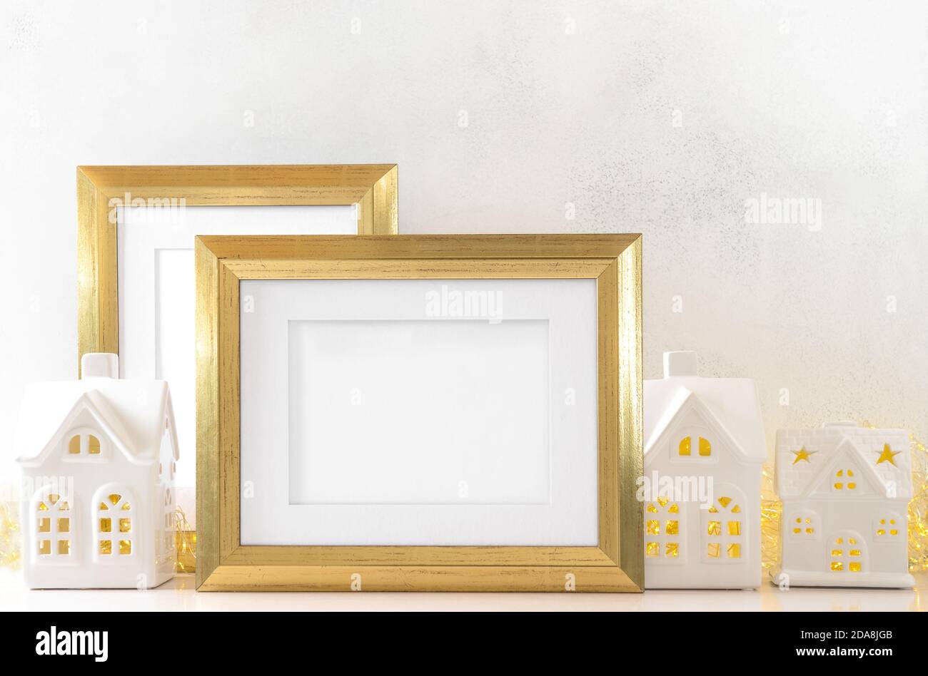 Goldener Rahmen Mockup mit Weihnachtsbeleuchtung Dekoration Stockfoto