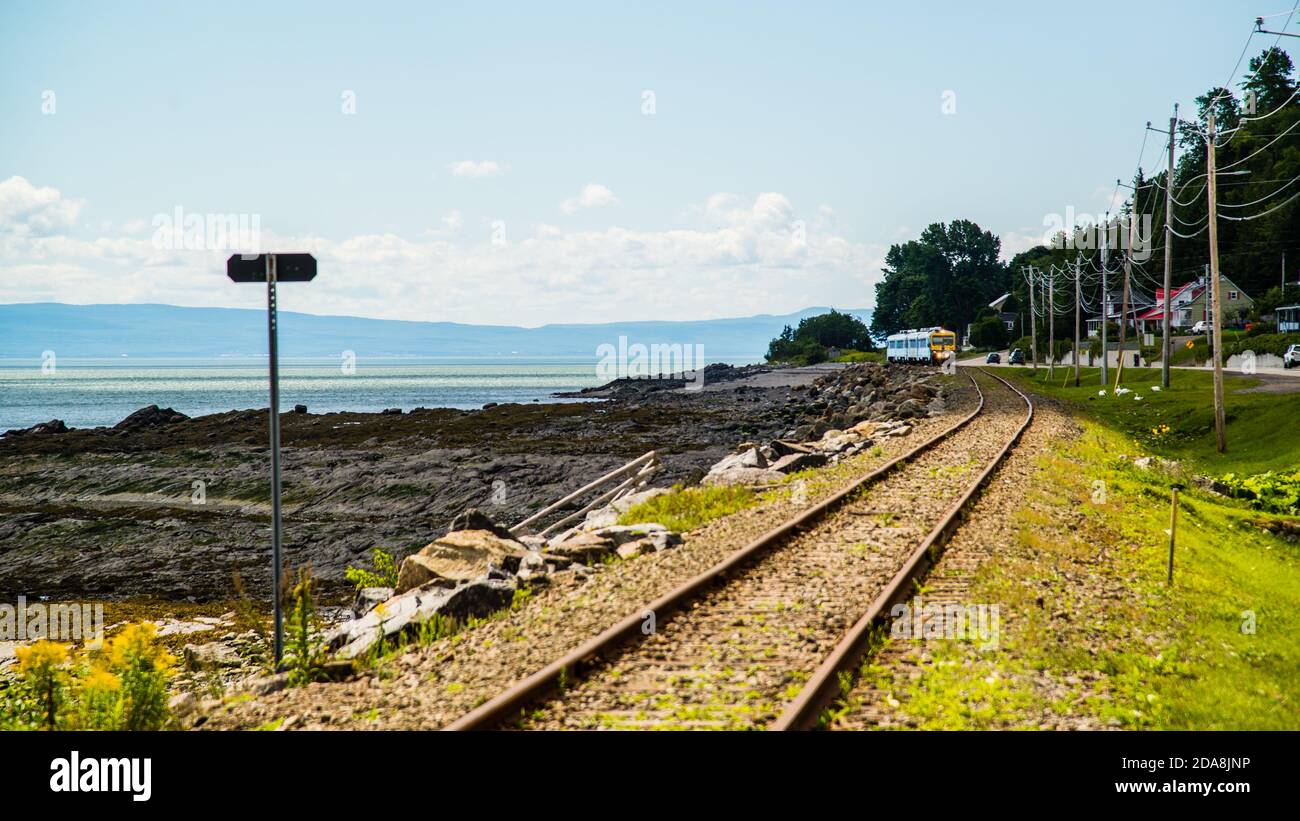La Malbaie, Kanada - August 20 2020: Charlevoix-Zug fährt durch den St-Lawrence River Stockfoto