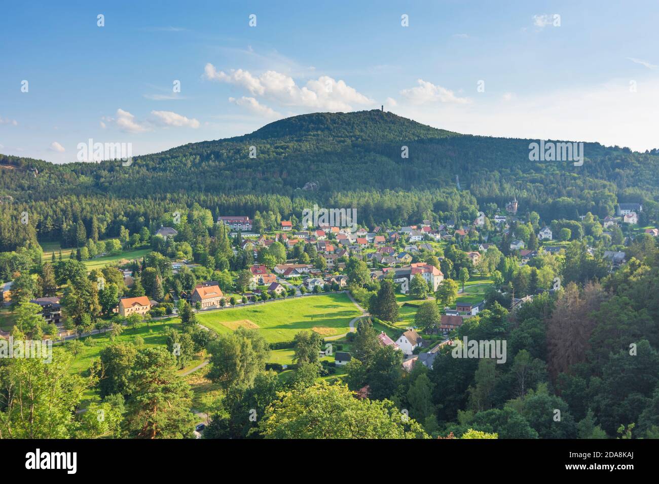 Oybin: Berg Oybin, Blick auf Hochwald und Stadt Oybin, Zittauer Gebirge, Zittauer Gebirge, Sachsen, Sachsen, Deutschland Stockfoto