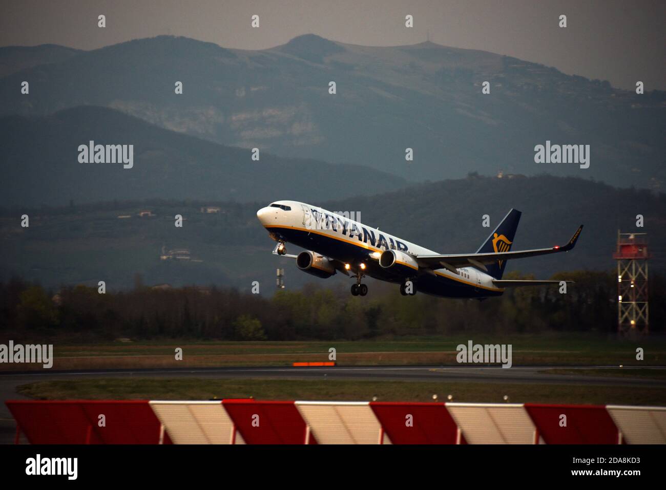 Bergamo, Italien - 26. März 2019: Eine Ryanair Boeing 737 hebt vom Flughafen Bergamo mit Bergen im Hintergrund ab Stockfoto