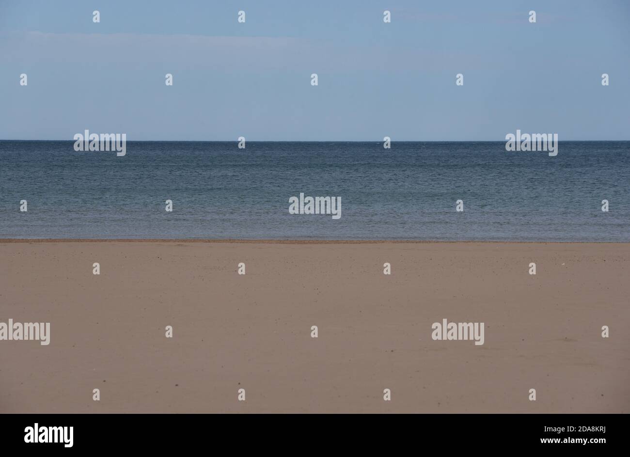 Parallele Linien mit Blick über einen völlig leeren Strand am Mittelmeer auf diesem Foto, das im Frühling in Spanien aufgenommen wurde Stockfoto