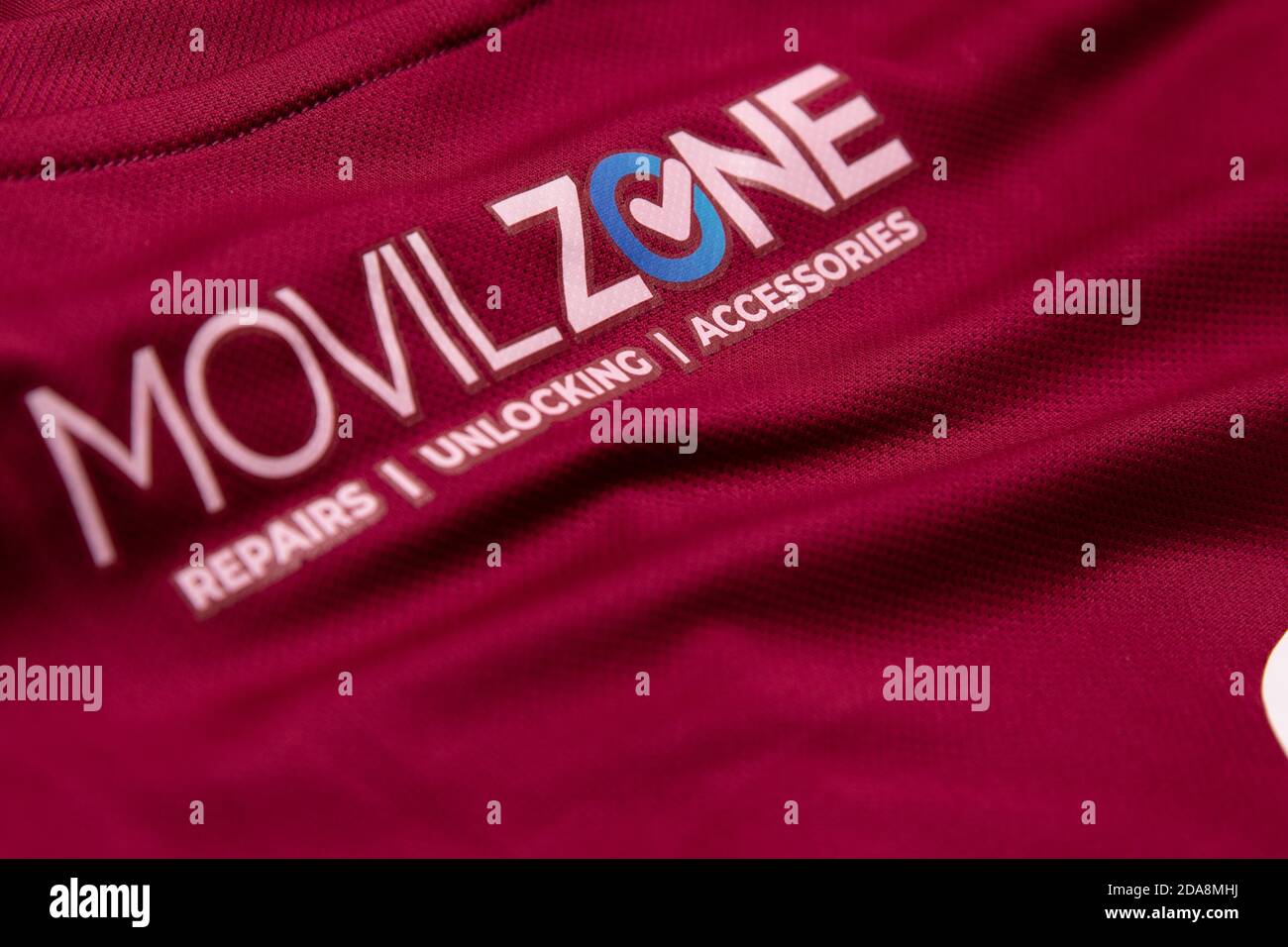 Movilzone mobile Reparaturwerkstatt Sponsoring-Logo auf der Rückseite Das Weymouth FC Damen Heimtrikot Stockfoto
