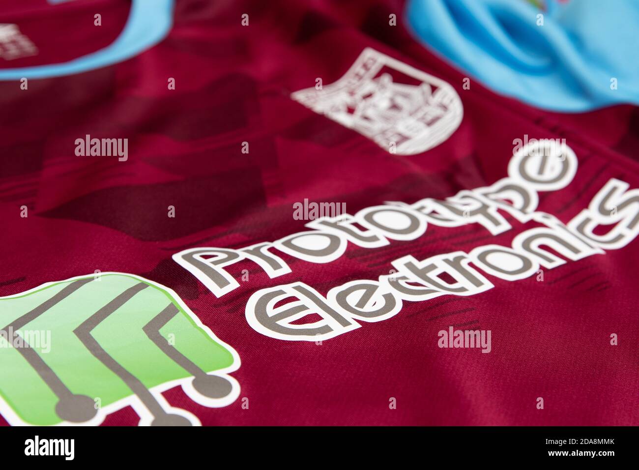 Prototyp Electronics Vorderseite des T-Shirts Sponsorenlogo auf dem Weymouth FC Frauen Team Heimtrikot. Stockfoto
