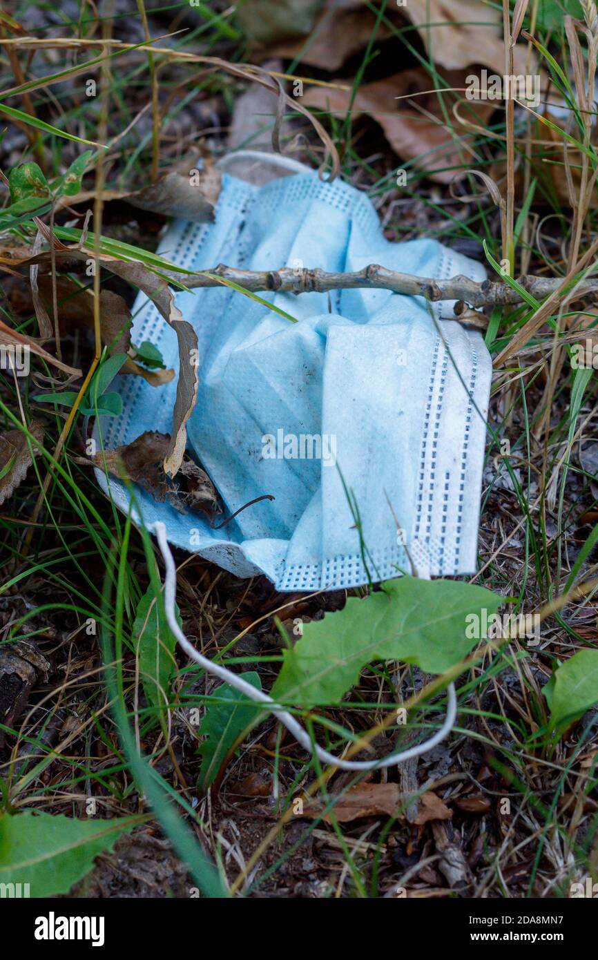 Nahaufnahme Medizinische Maske weggeworfen in der Natur Stockfoto