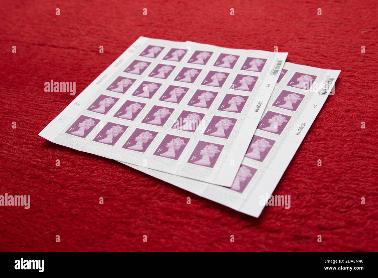 Zwei Blätter mit 1-P Royal Mail Briefmarken Stockfoto