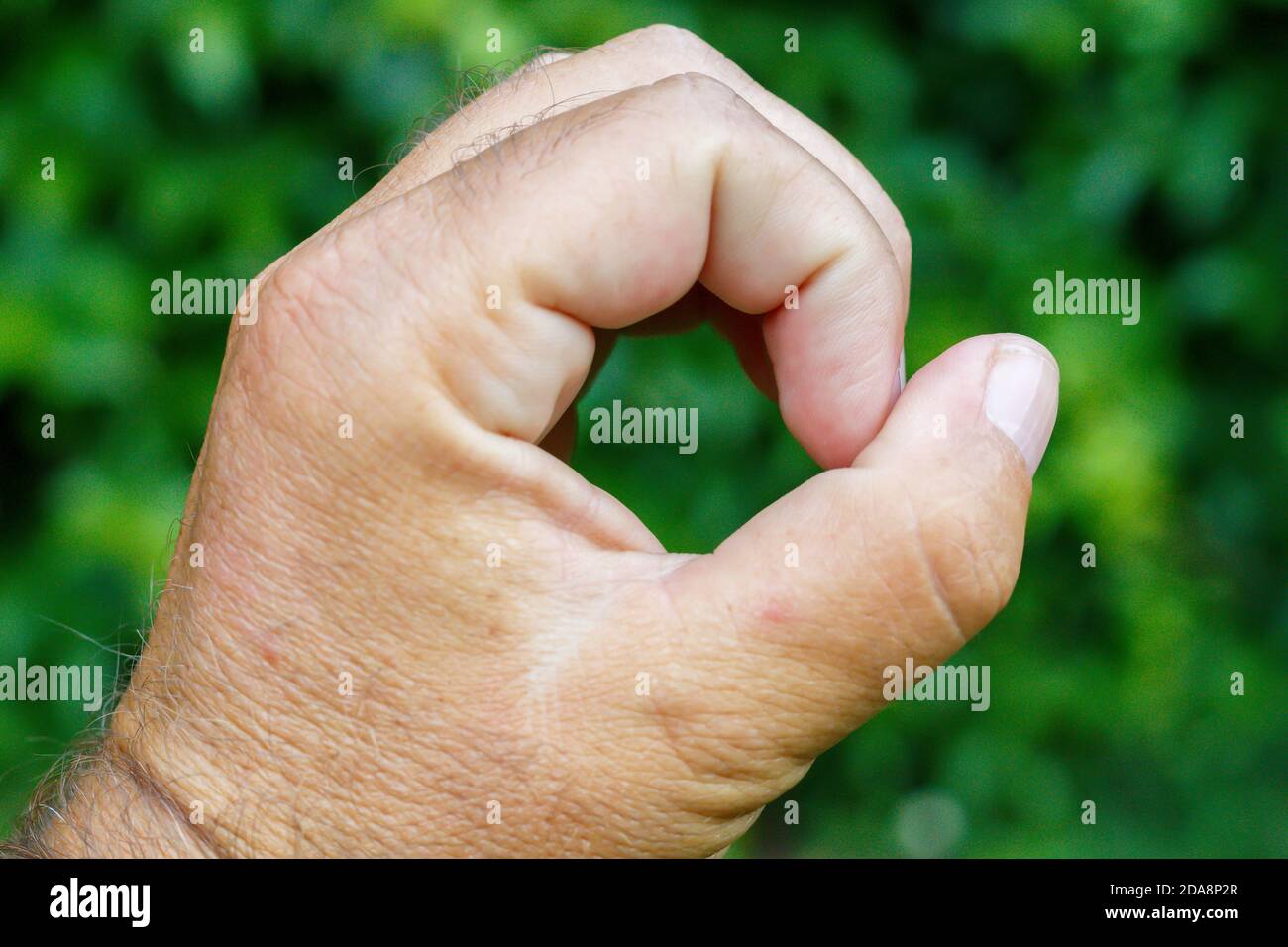 Mann Hand mit Fingern bilden Form 'O' Stockfotografie - Alamy