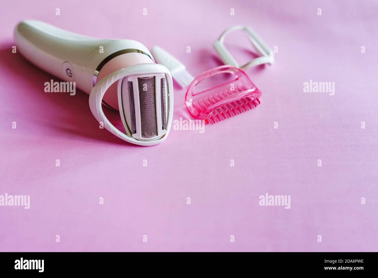 Epilierzubehör für Frauen auf rosa Hintergrund Stockfoto