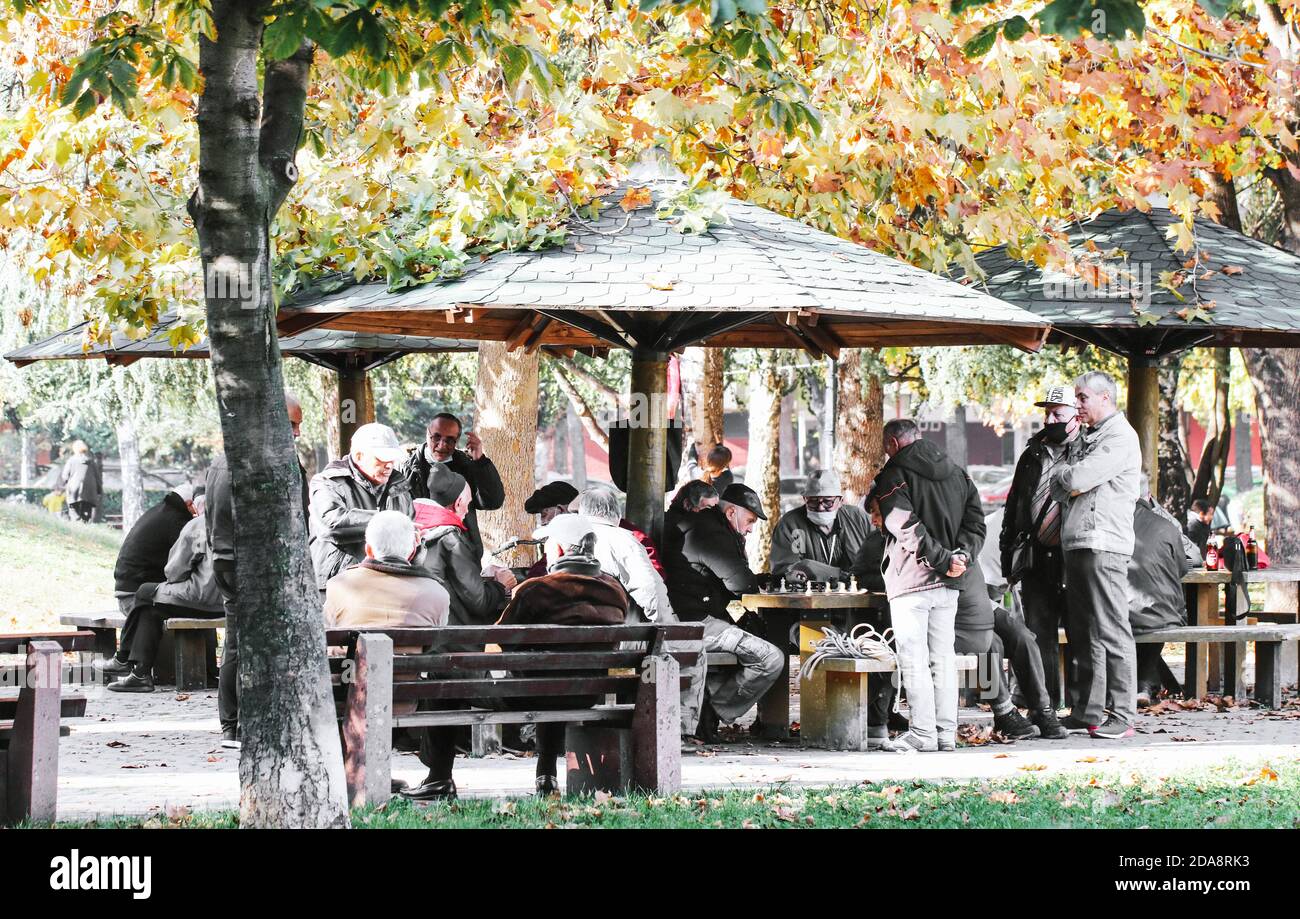 Ältere Männer spielen Schach im Park während der Pademics Stockfoto