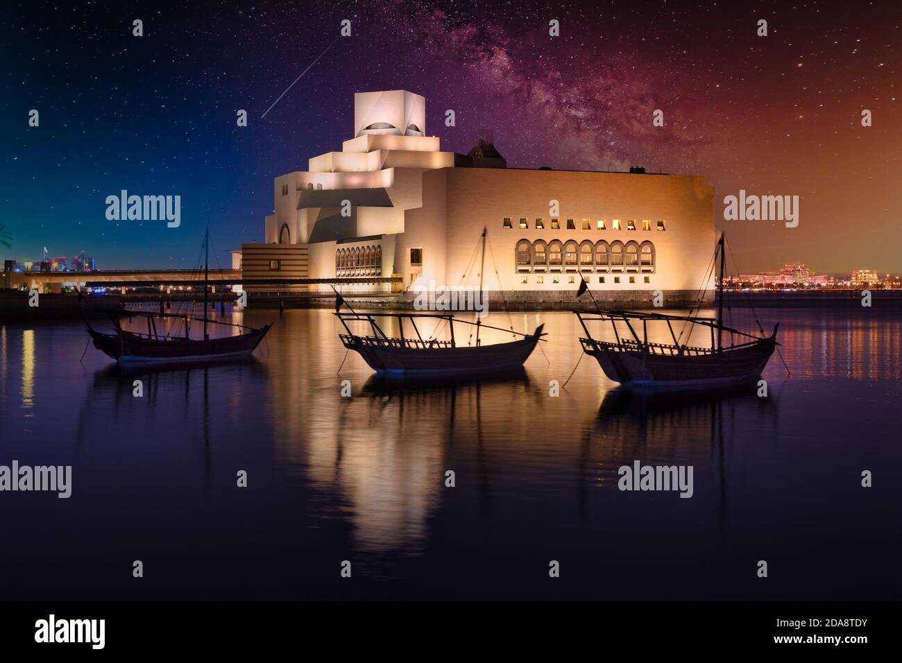 Museum für Islamische Kunst in Doha Katar Außenaufnahme Nacht Zeigt die einzigartige Architektur des beleuchteten Museums mit Daus in Arabischer Golf im Vordergrund Stockfoto