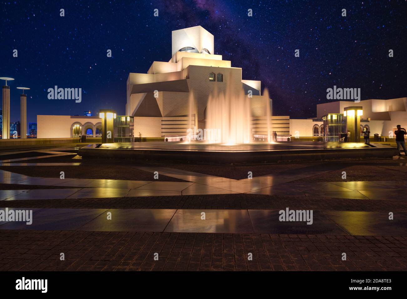 Museum für Islamische Kunst in Doha Katar Außenaufnahme Nacht zeigt Brunnen im Vordergrund, Haupteingang zum Museum im Hintergrund und Sterne am Himmel Stockfoto