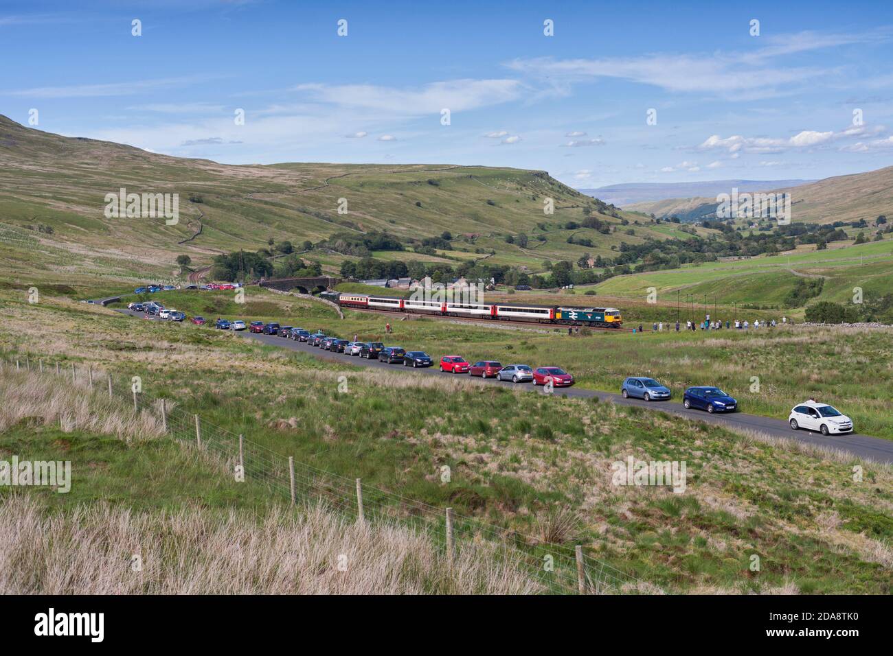 'The Staycation Express'-Zug am AIS Gill-Gipfel vorbei Landschaftlich schön zu Carlisle Eisenbahnlinie gezogen von der Klasse 47 Lokomotive 47593 Stockfoto