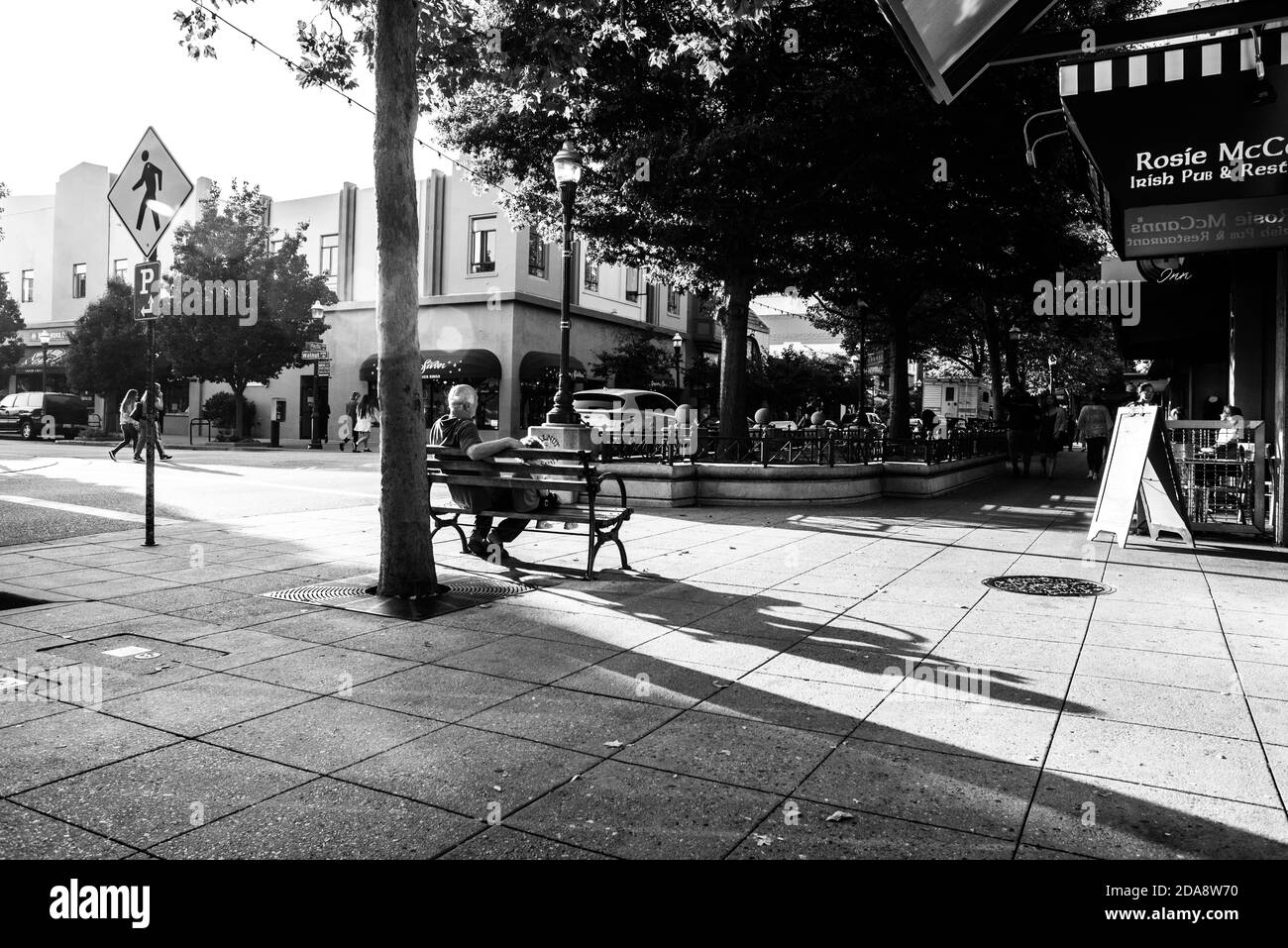 Sitzender alter mann Schwarzweiß-Stockfotos und -bilder - Alamy