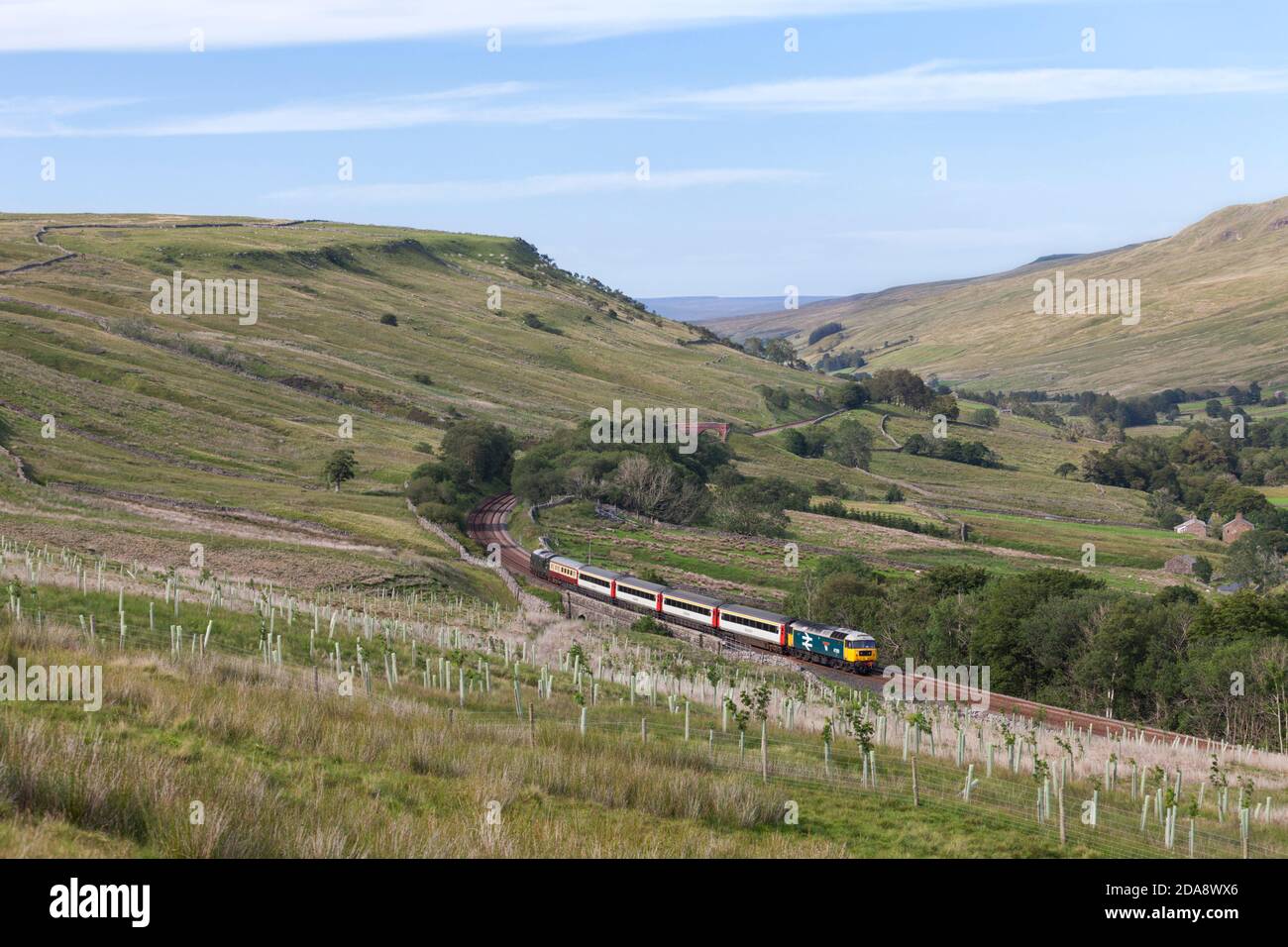 'The Staycation Express'-Zug am AIS Gill-Gipfel vorbei Landschaftlich schön zur Carlisle Eisenbahnlinie mit Lokomotive der Baureihe 47 47593 Stockfoto
