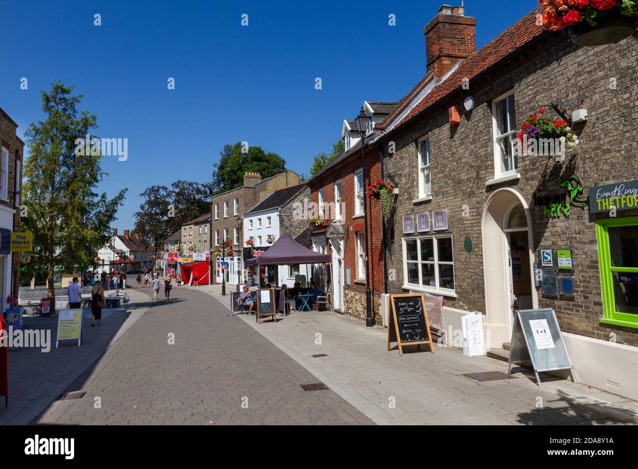 Allgemeine Ansicht des King Street Einkaufsviertels (während der Covid-19 Pandemie) in Thetford, Norfolk, Großbritannien. Stockfoto