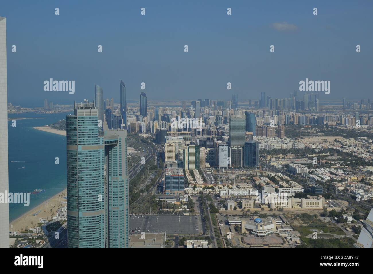 Bird's Eye und Luftaufnahme von Abu Dhabi Stadt vom Observation Deck in Etihad Towers Stockfoto