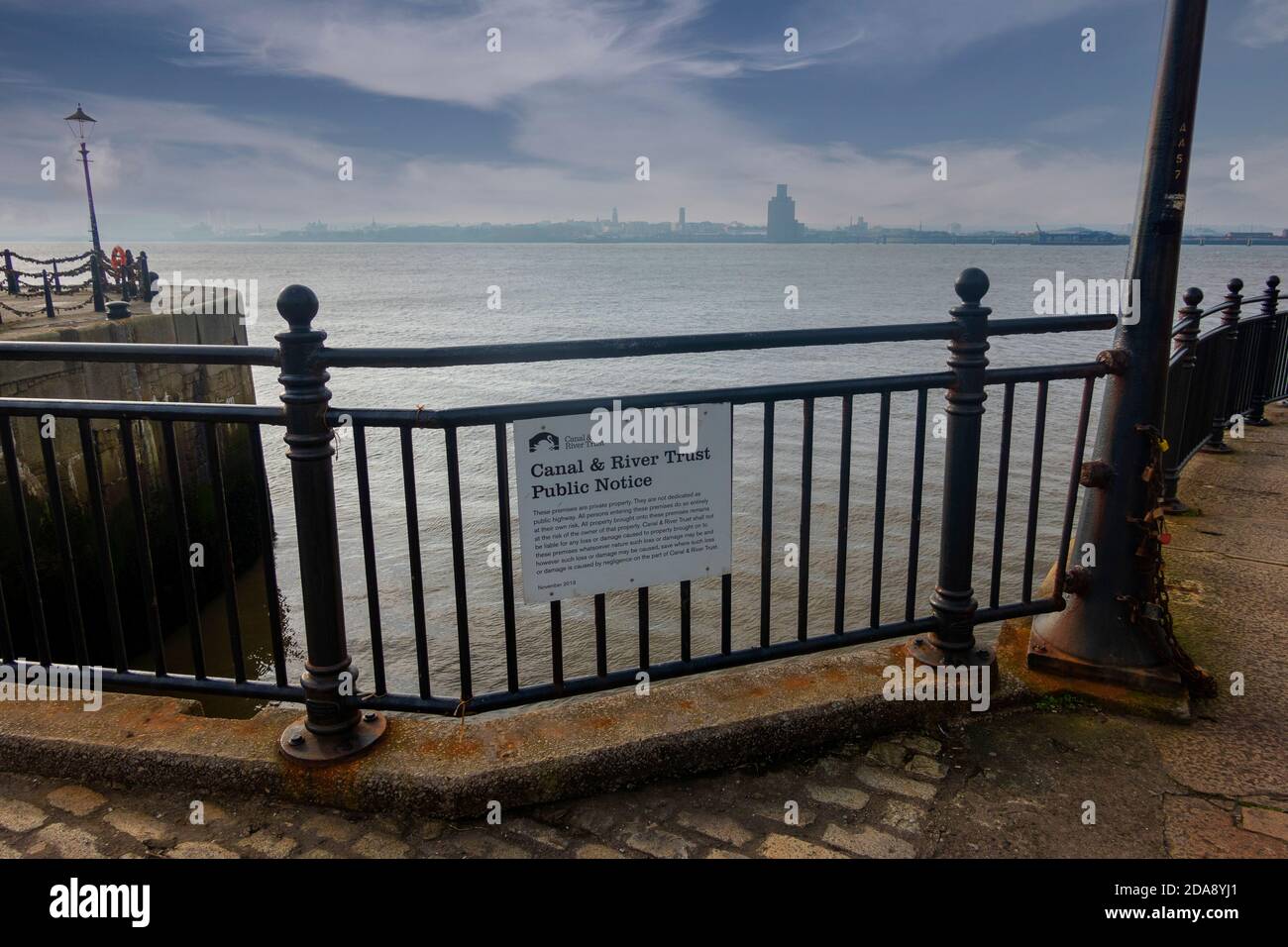 Der Blick über den Fluss Mersey von Liverpool Docks Stockfoto