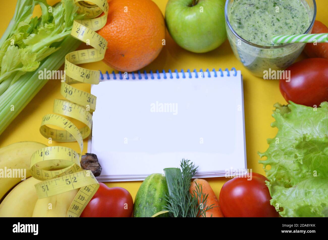 Obst-und Gemüse-Smoothie, Saft. Ernährung vegetarisch ist eine gesunde kalorienarme Lebensmittel. Notebook mit einer Diät-Plan Stockfoto