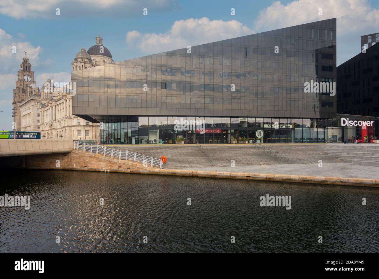 Die drei Grazien hinter Mann Island Moderne Gebäude mit der Open Eye Gallery, Bresco Lounge, Mann Island Social in Liverpool, England Stockfoto