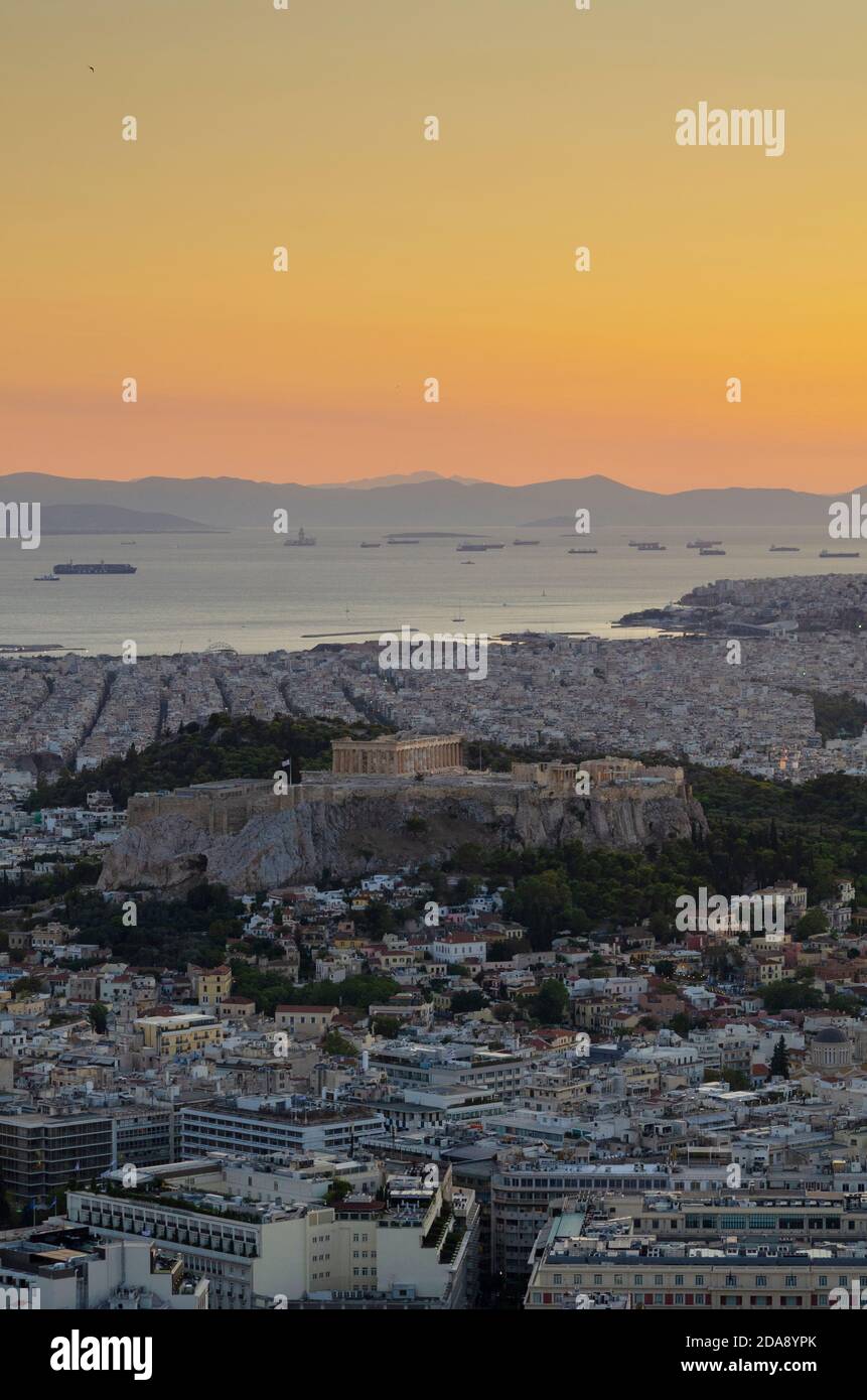 Die antike Akropolis und Parthenon vom Lycabettus-Hügel im Zentrum Athens gesehen - Foto: Geopix Stockfoto