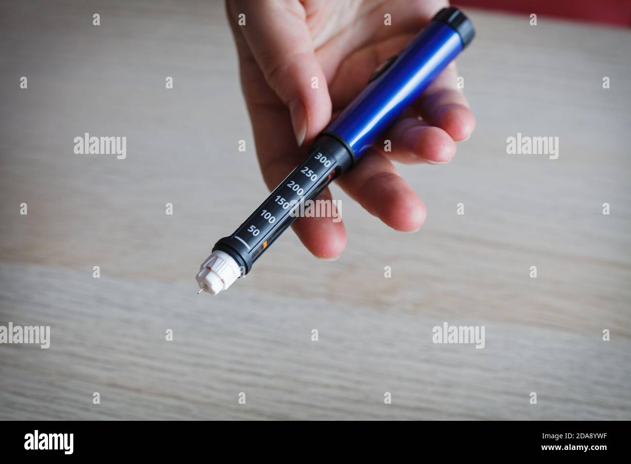 Hand halten Injektionsstift zum Auftragen von insulin Stockfoto