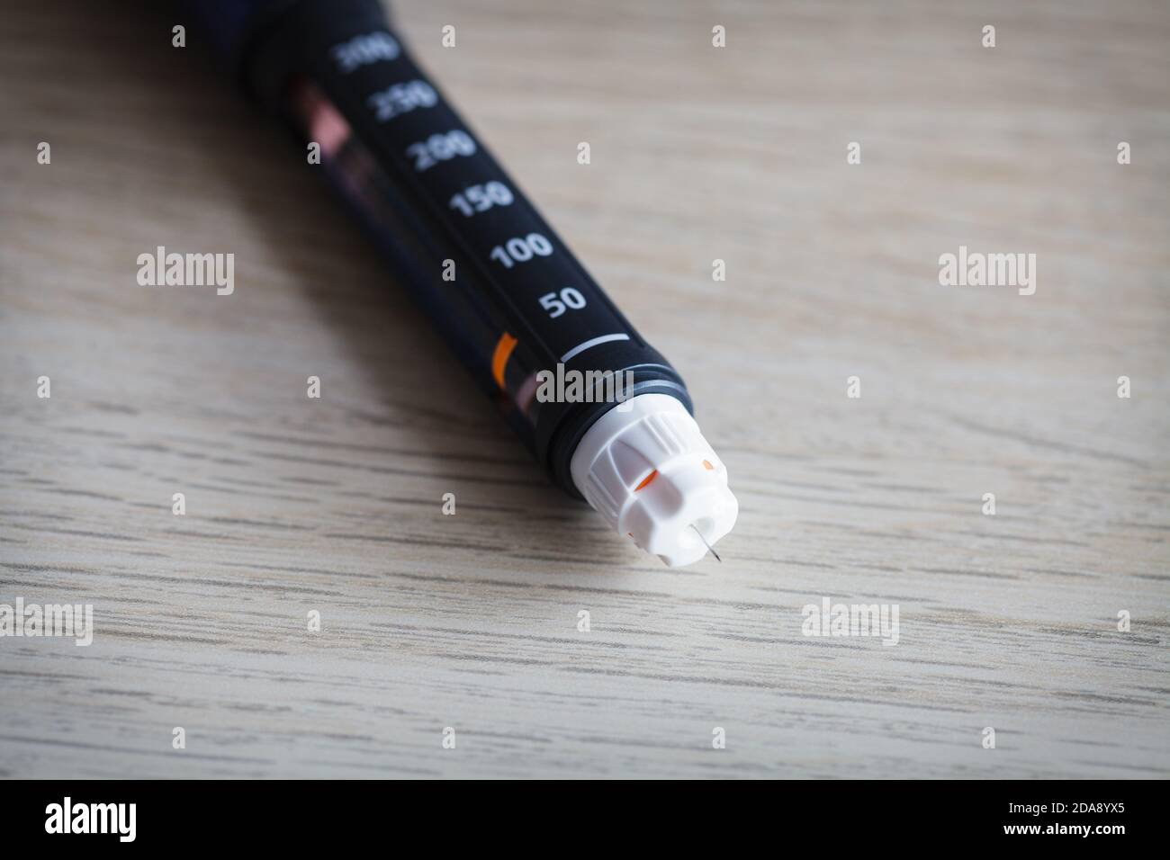 Diabetes-Ausrüstung, Injektionsstift auf dem Tisch Stockfoto