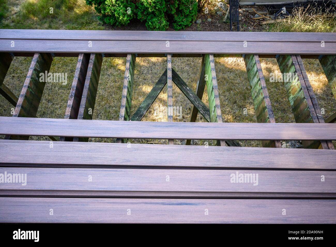 Sommerbau, Außendeck im Bau, alte Stützbalken mit neu hergestellten Holzbohlen Stockfoto