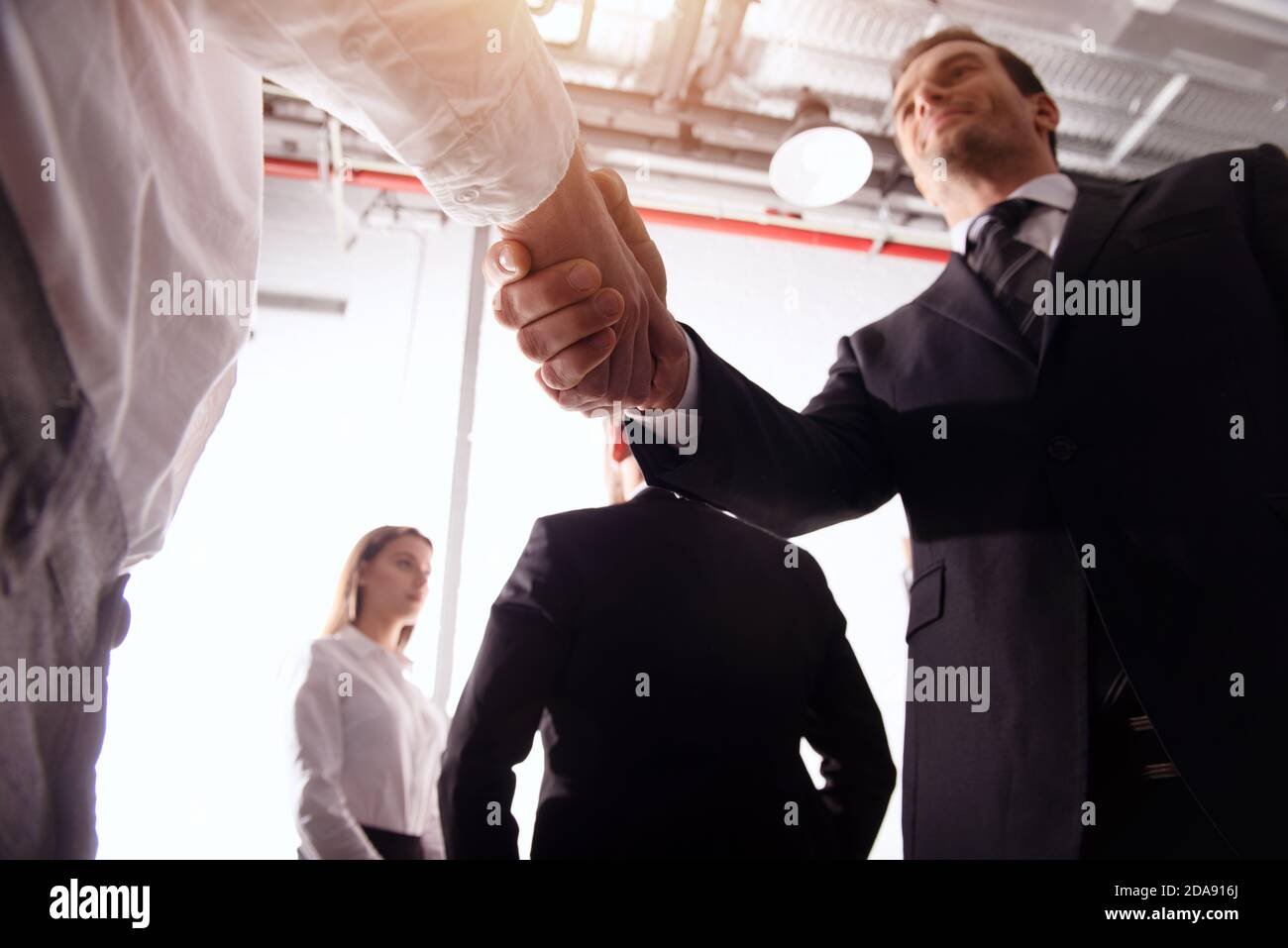 Handshaking business Person im Büro. Konzept der Teamarbeit und Partnerschaft. Stockfoto