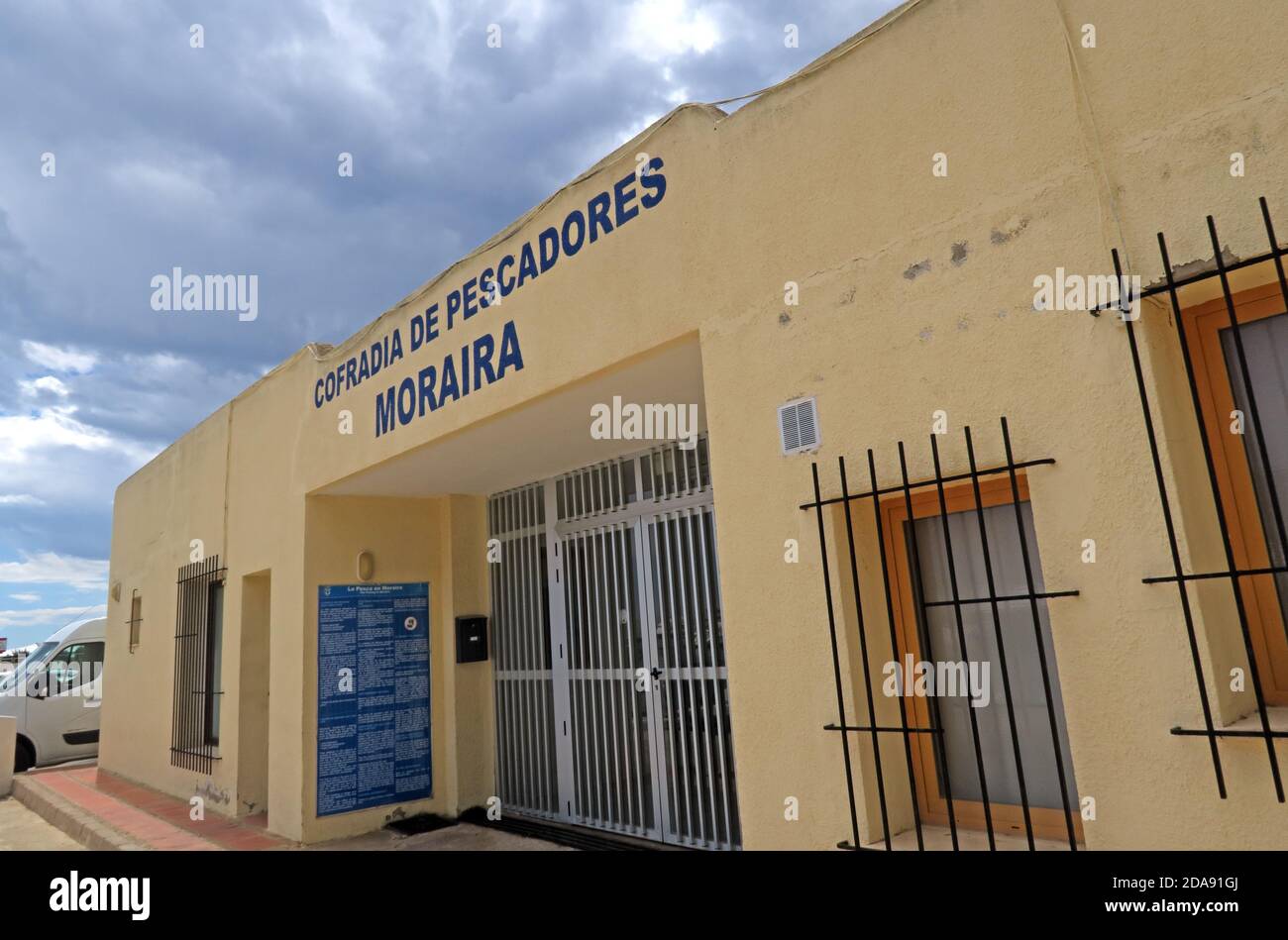 Büro von Cofradia de pescadores Moraira Fishermen, Alicante, Spanien, EU - Frischfischmarkt Stockfoto