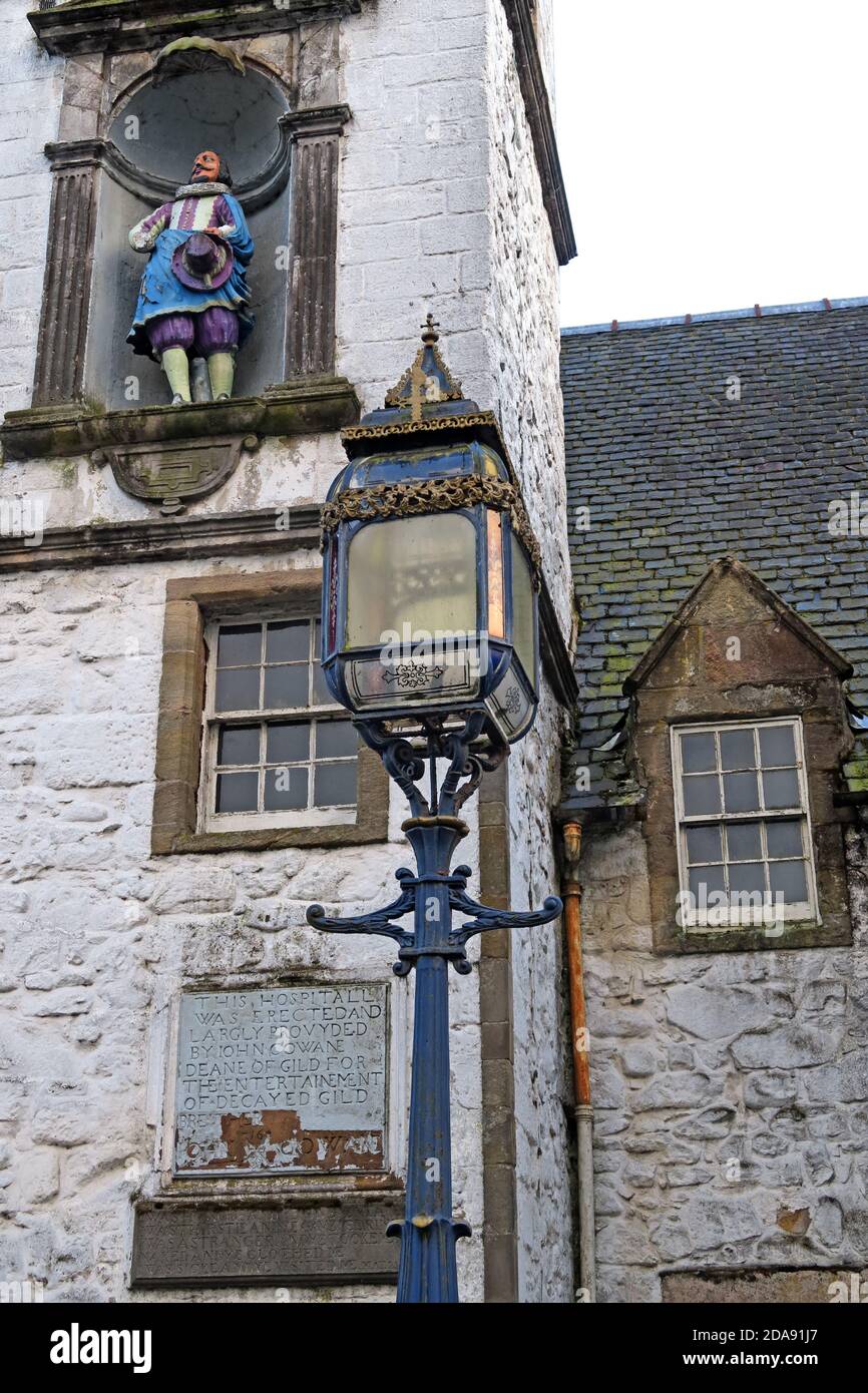 Stirling John Cowanes Hospital Eingangsstatue und Turm, Stirlingshire, Schottland, Großbritannien Stockfoto