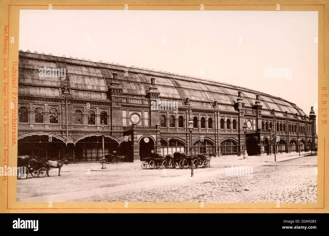 Europa, Deutschland, Berlin, Berlin-Mitte, Bahnhof Friedrichsstraße , Motiv aus dem Leporello ' Berlin ' , wahrscheinlich um 1895, Herausgeber : Berl. Phototyp Inst. Rob. Prager ( Schultz & Schlenner ) , Berlin, Kunstureberrechte werden nicht vertreten . / Europa, Deutschland, Berlin, Bahnhof Friedrichsstraße, Bild aus dem Leporello 'Berlin', wohl um 1895, Verlag: Berl. Phototyp Inst. Rob. Prager ( Schultz & Schlenner ) , Berlin, gibt es keine Rechte. Stockfoto