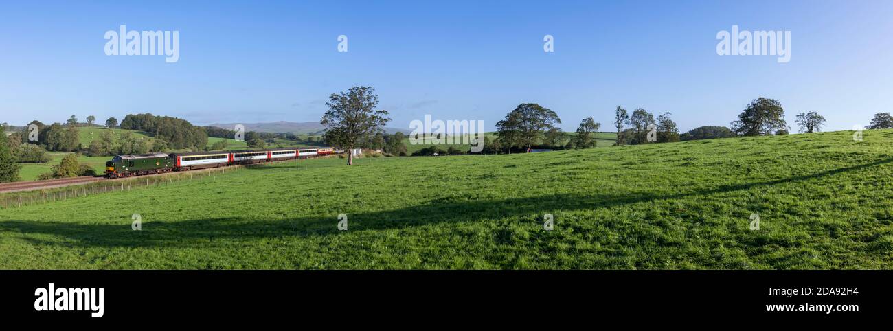 Der Touristenzug 'Staycation Express', der Coniston Cold, Yorkshire mit einer Lokomotive der Baureihe 37 passiert, Stockfoto