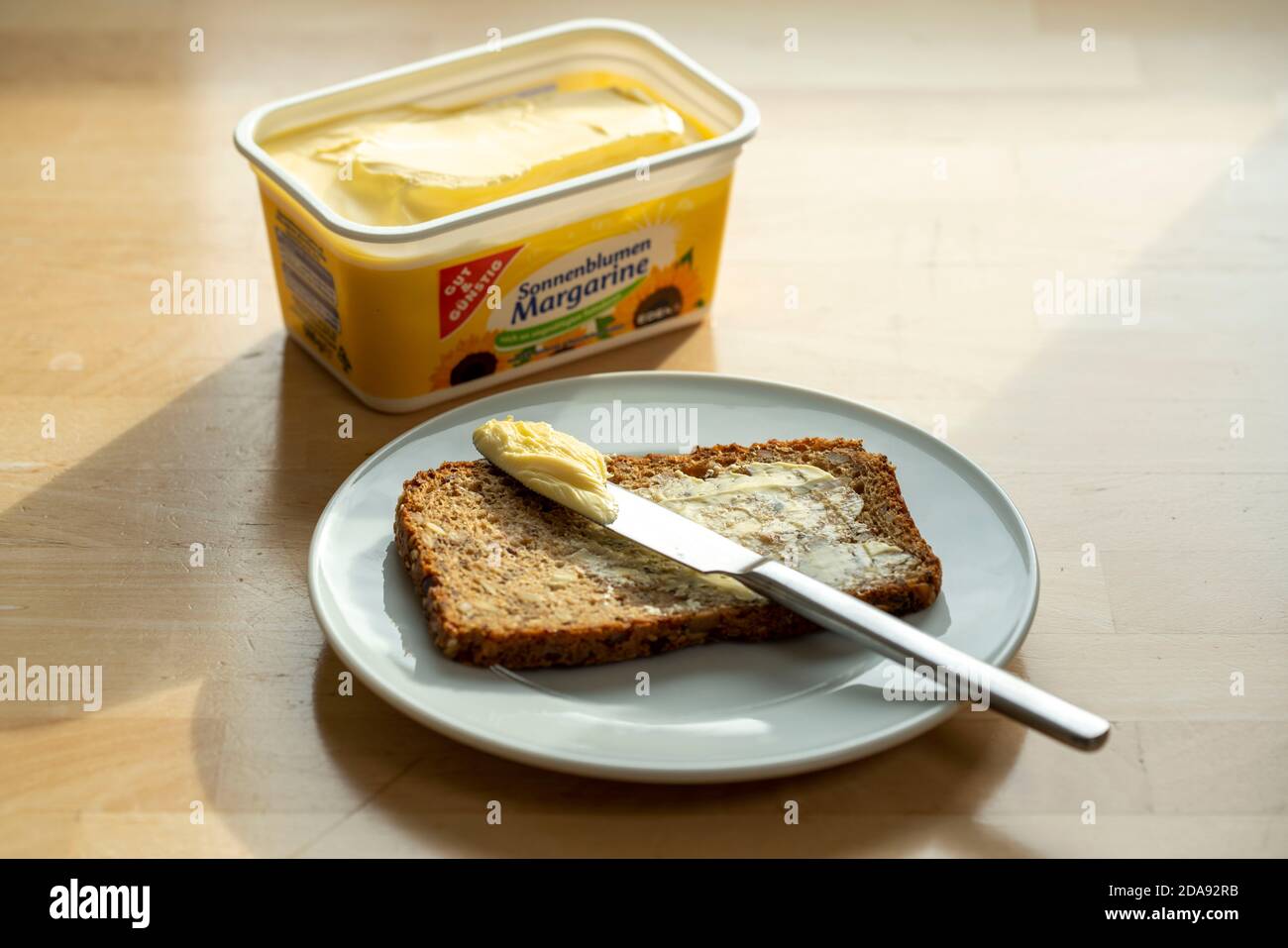 Margarine, zum Kochen, Braten, Backen, als Aufstrich, aus Sonnenblumenöl  hergestellt, Butter oder Schmalz ersetzen Stockfotografie - Alamy