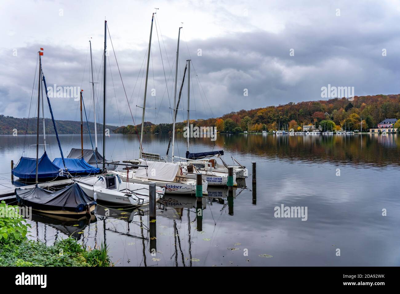 Der Baldeneysee, bei regnerischem Herbstwetter, ein Stausee der Ruhr, in Essen, NRW, Deutschland Stockfoto