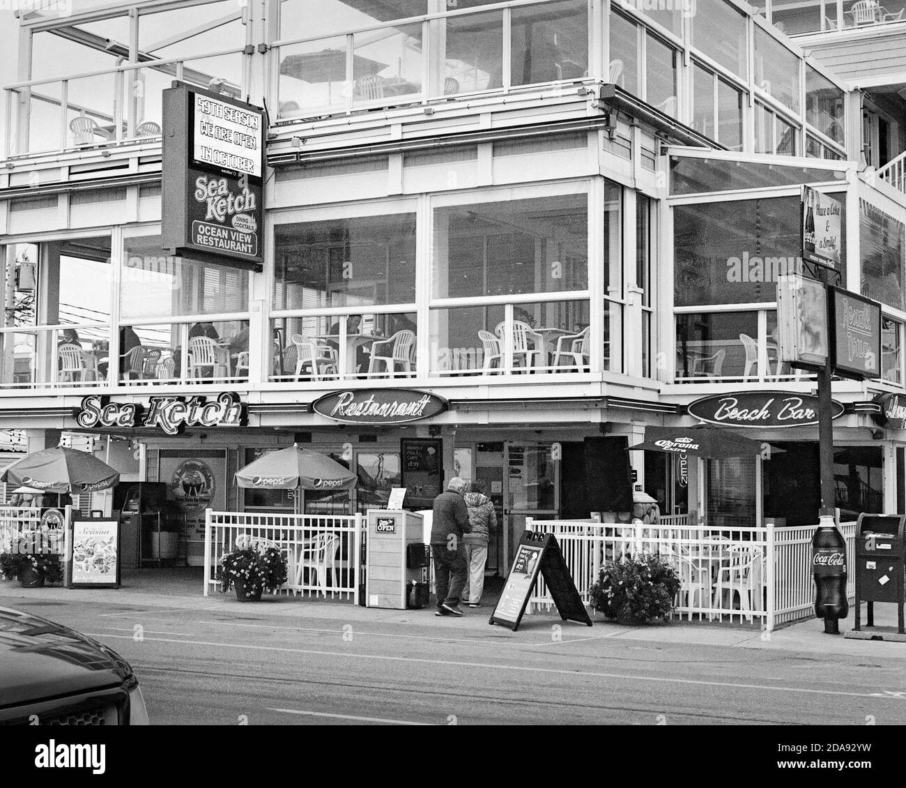 Ein großes Restaurant steht in der Nebensaison in der Nähe leer an der Hampton Beach Promenade. Während der normalen Saison und das Fehlen der Pandemie diese Resta Stockfoto