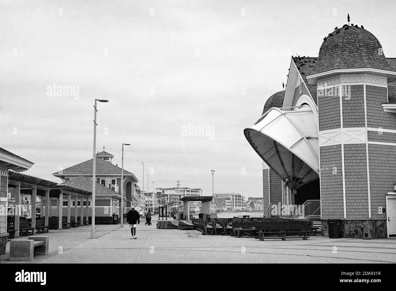 In der Nebensaison ist die Hampton Beach New Hampshire Sea Shell Bühne auf der Promenade leer. Das Dach des Gebäudes ist mit Möwen bedeckt, während ein Paar Stockfoto