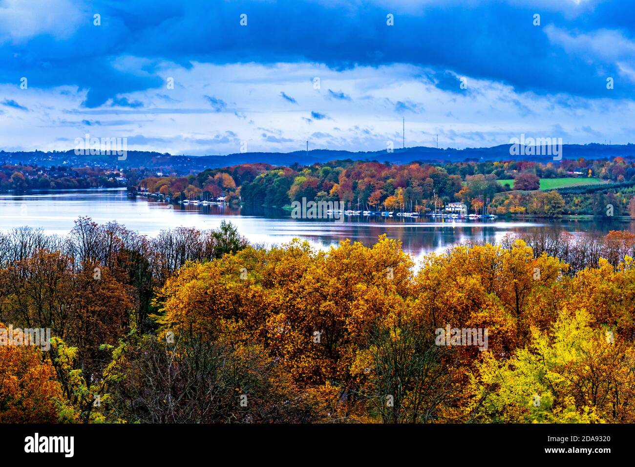 Baldeneysee, bei regnerischem Herbstwetter, ein Stausee des Ruhrgebiets, Blick auf das Ostufer, Fischlaken, in Essen, NRW, Deutschland Stockfoto