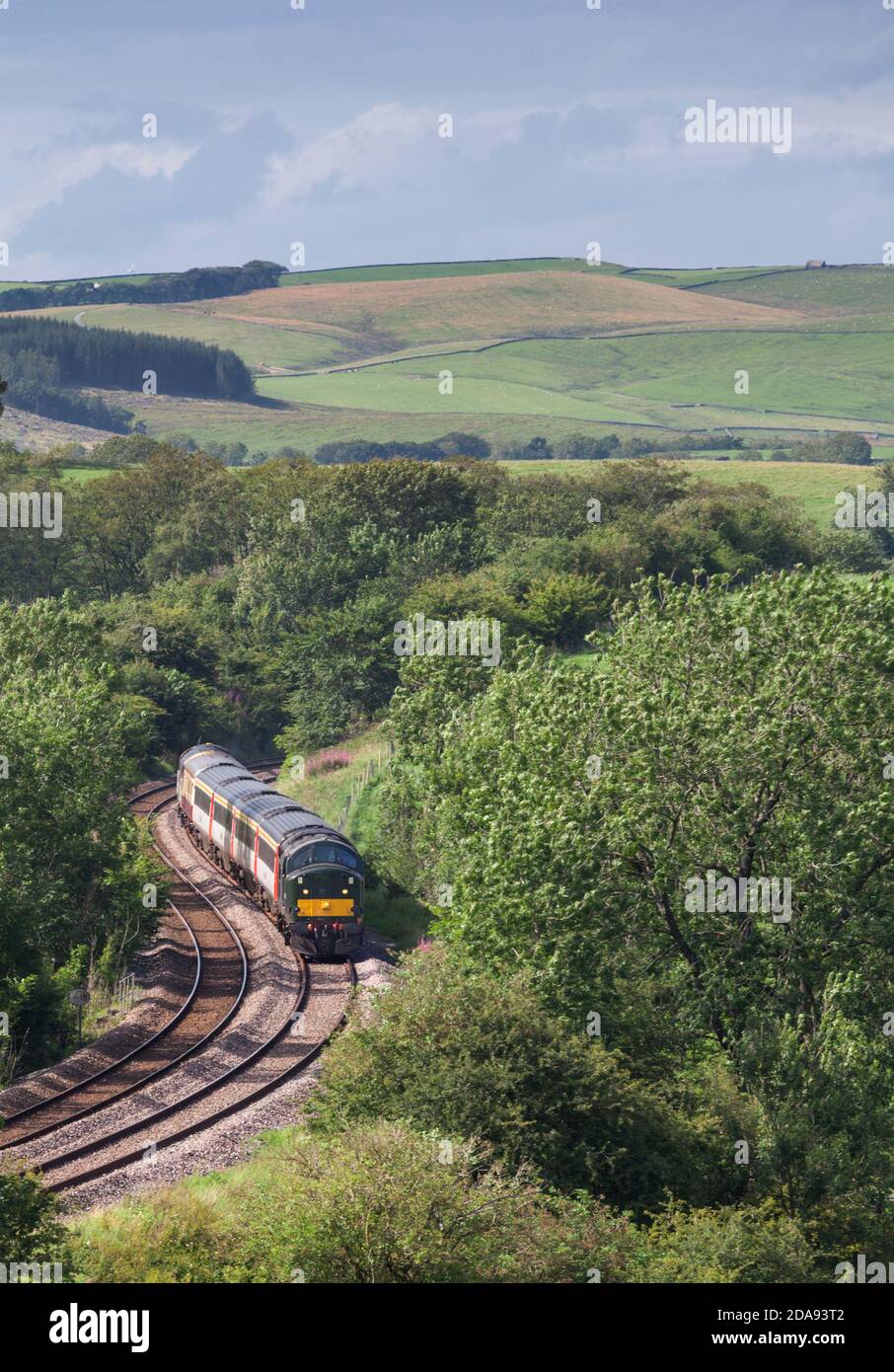 Der Touristenzug 'Staycation Express' fährt durch Coniston Cold, Yorkshire, mit einer Lokomotive der Baureihe 37, 37521 Stockfoto
